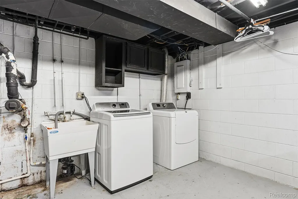 305 East Road Holly Village MI 48442