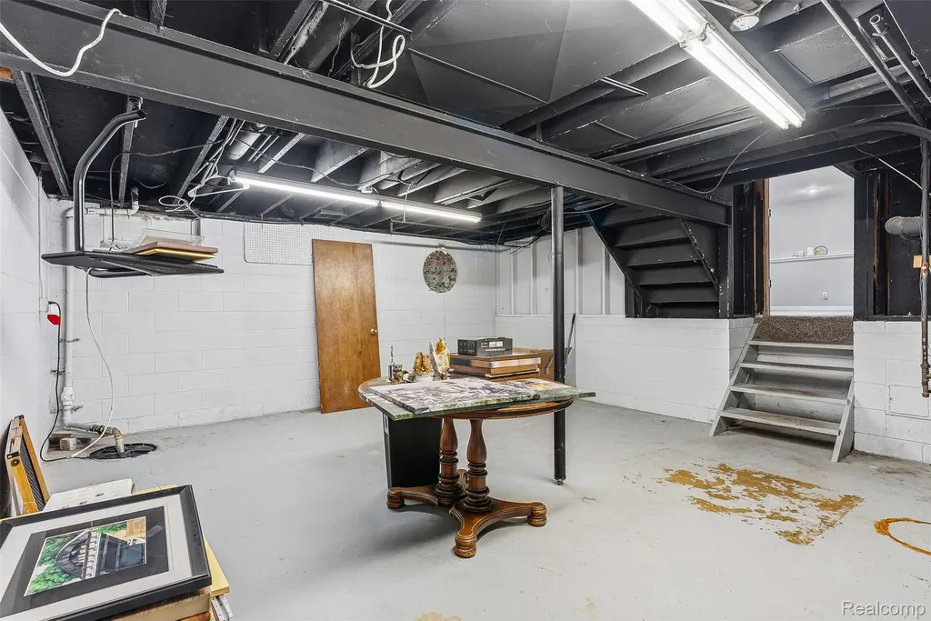 305 East Road Holly Village MI 48442