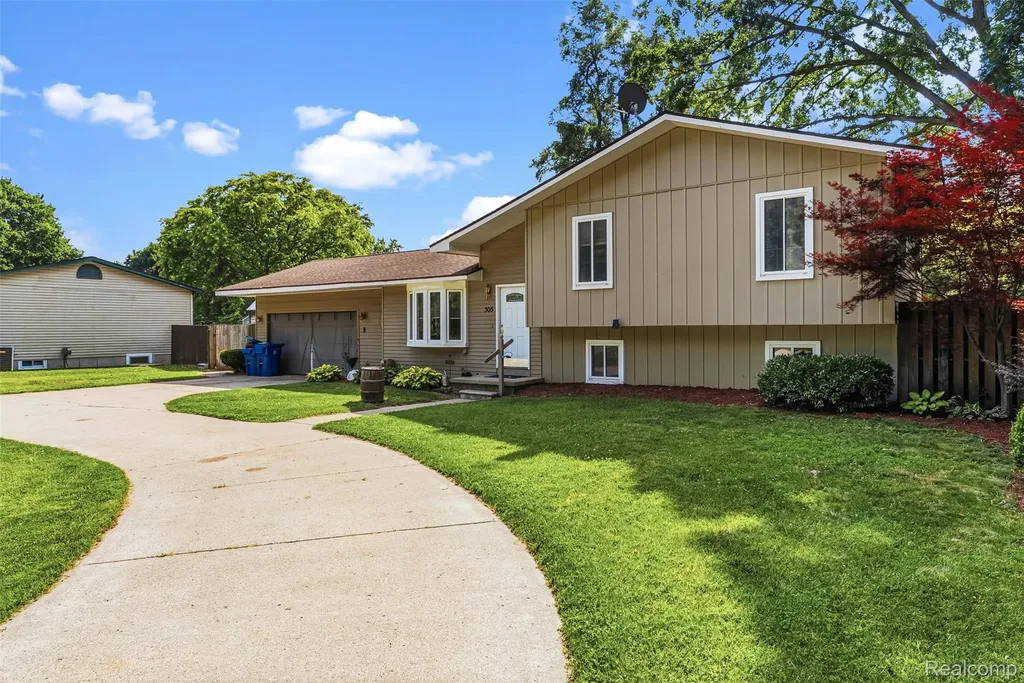 305 East Road Holly Village MI 48442