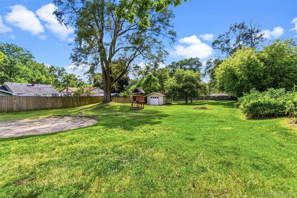305 East Road Holly Village MI 48442