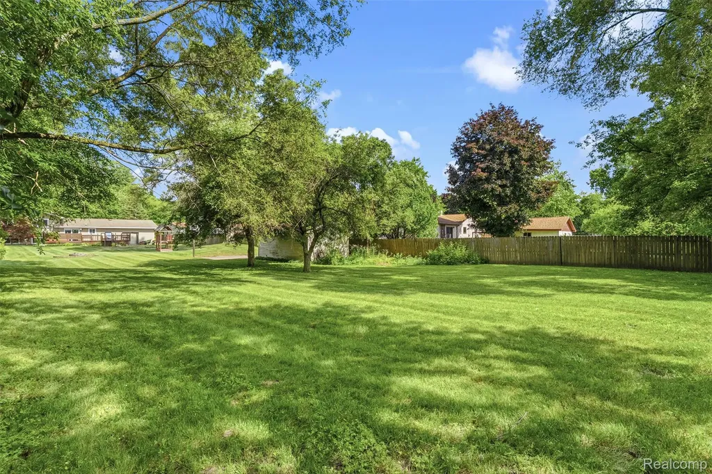 305 East Road Holly Village MI 48442