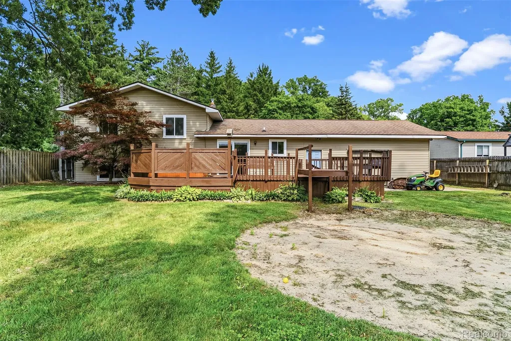305 East Road Holly Village MI 48442