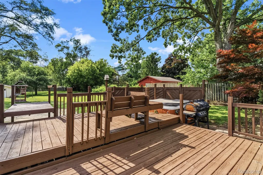 305 East Road Holly Village MI 48442