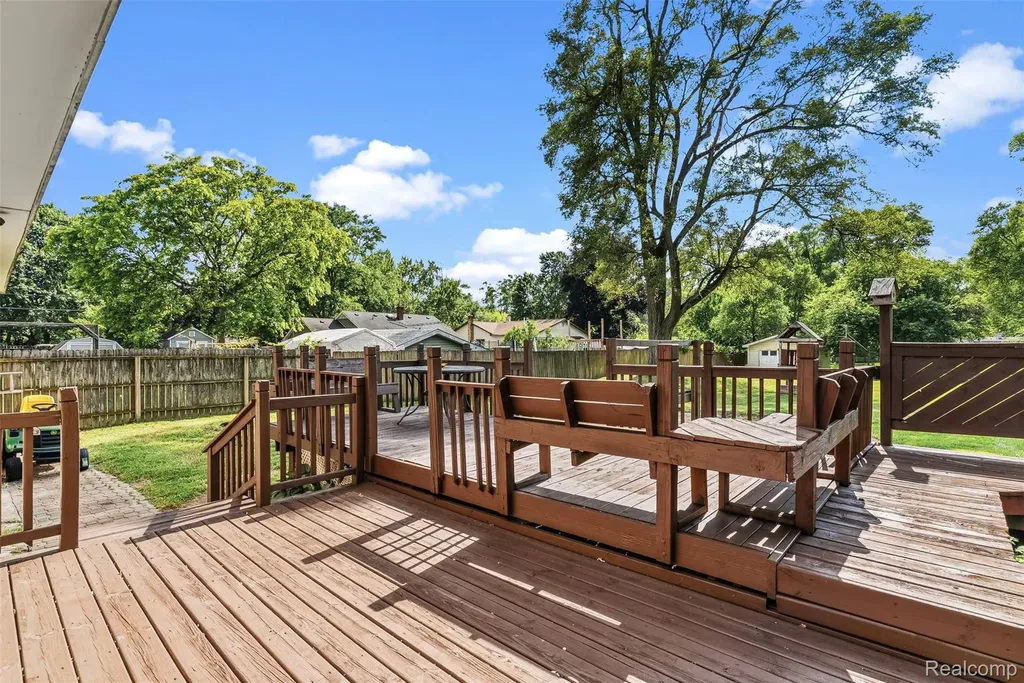 305 East Road Holly Village MI 48442