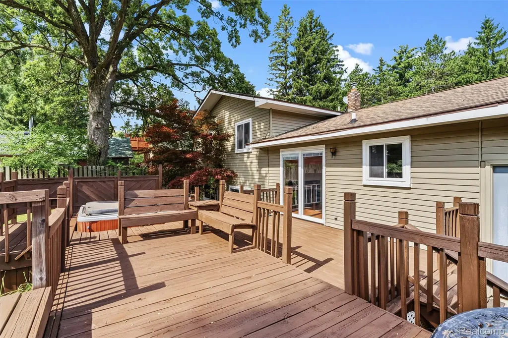 305 East Road Holly Village MI 48442
