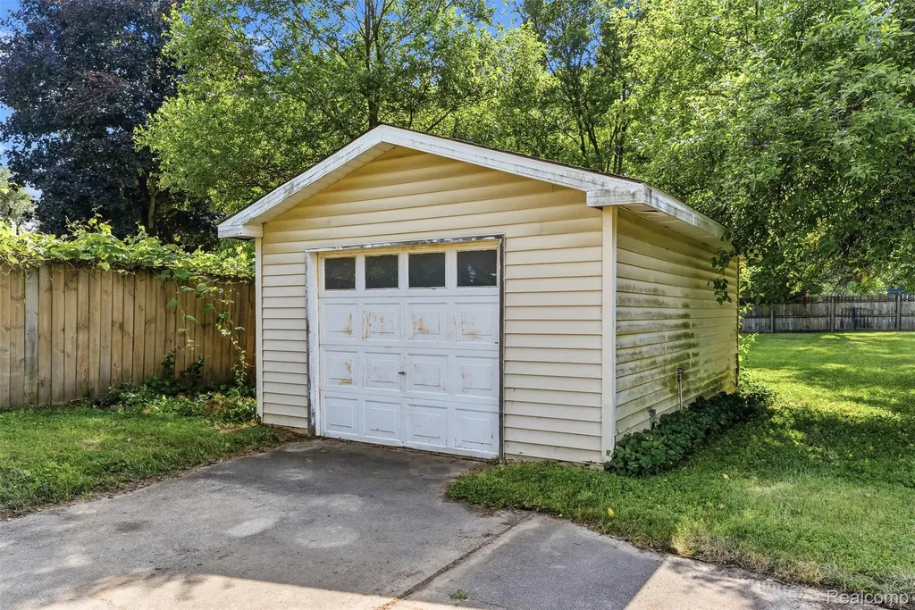 305 East Road Holly Village MI 48442
