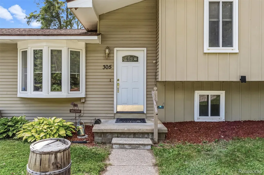 305 East Road Holly Village MI 48442