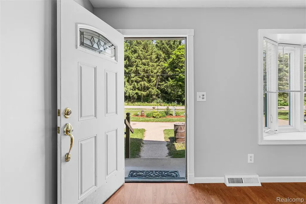 305 East Road Holly Village MI 48442