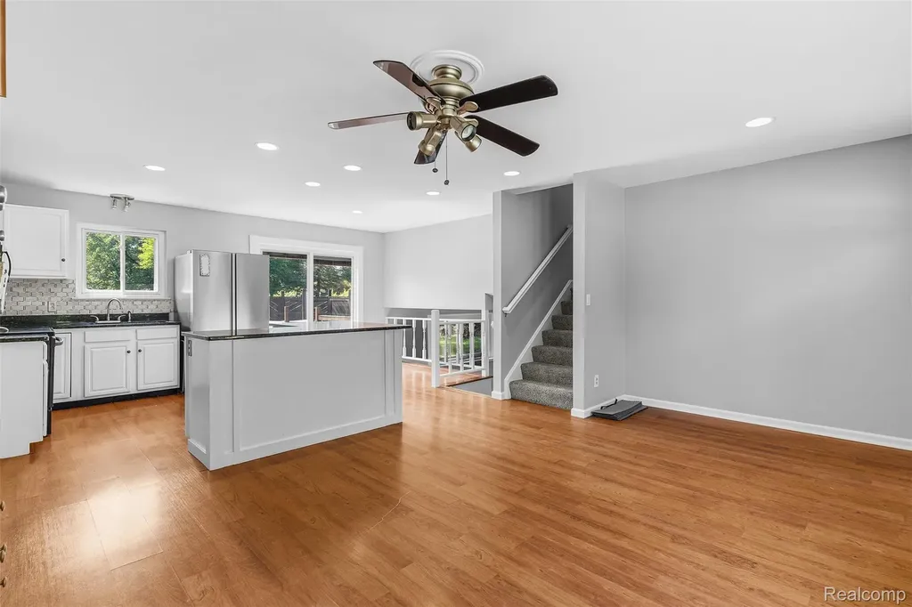 305 East Road Holly Village MI 48442