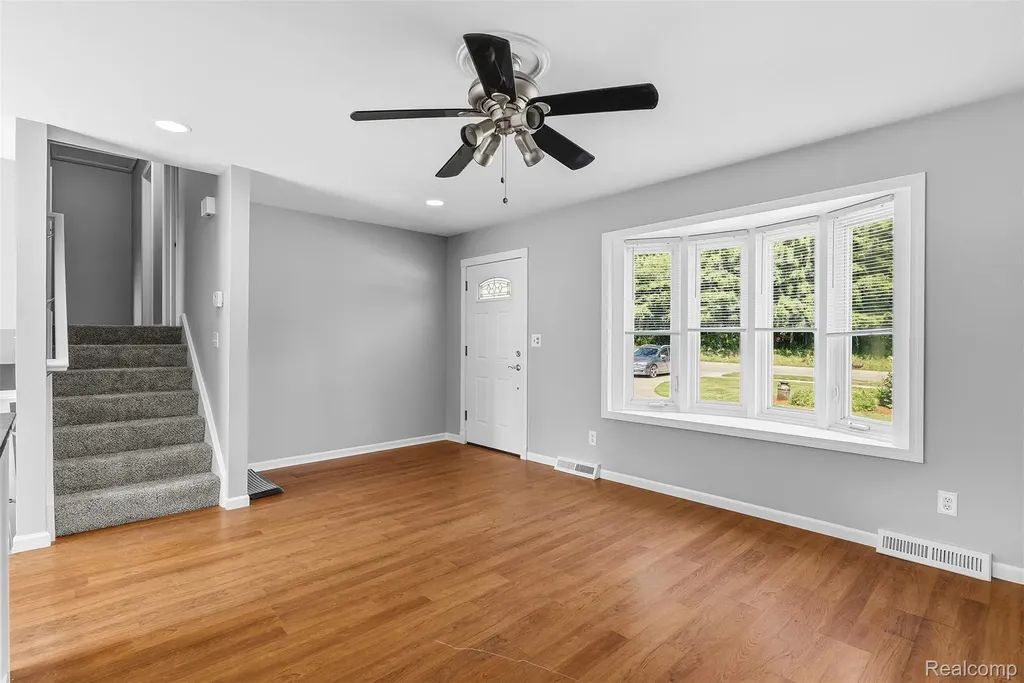 305 East Road Holly Village MI 48442