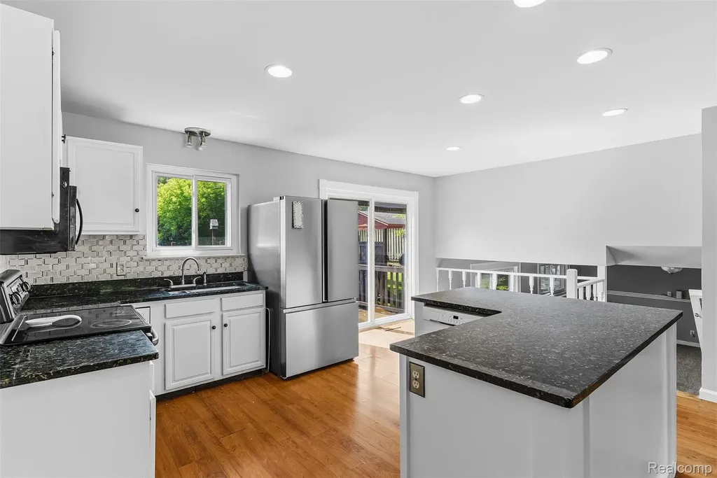 305 East Road Holly Village MI 48442