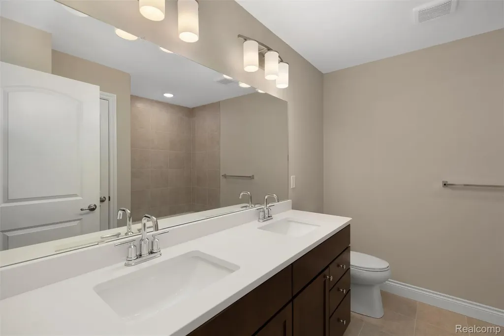 807 Balmoral Lane Troy City MI 48085
