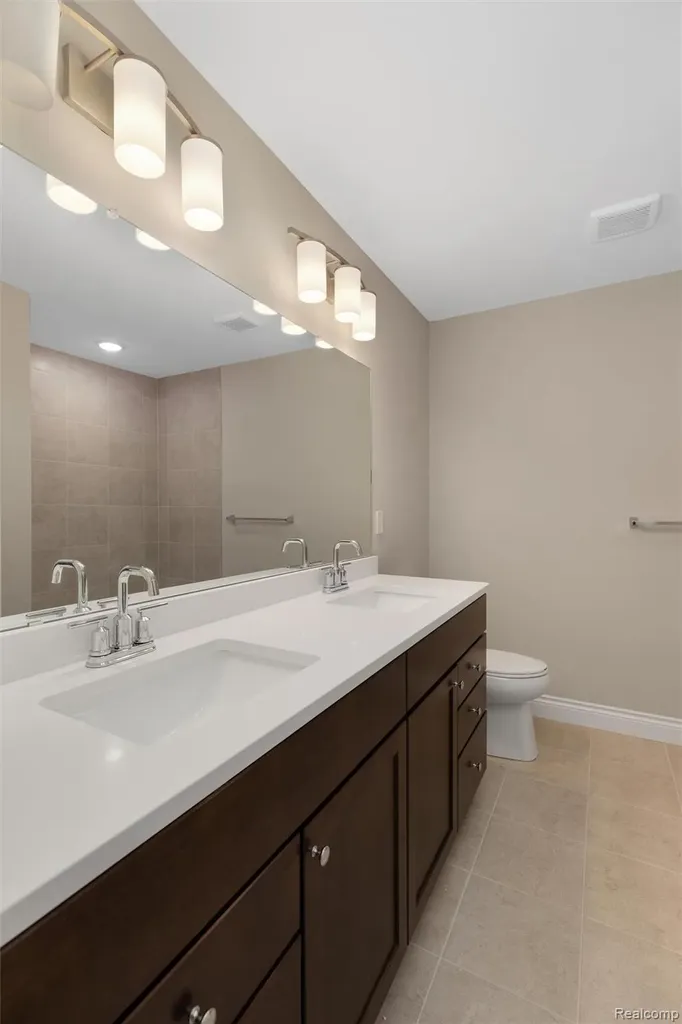 807 Balmoral Lane Troy City MI 48085