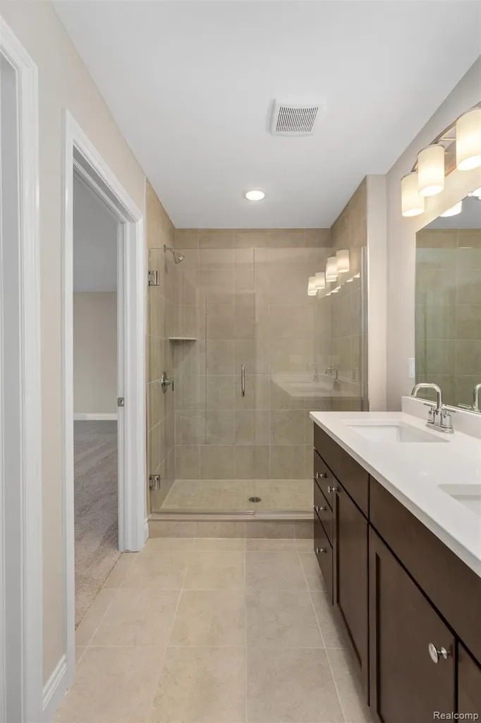 807 Balmoral Lane Troy City MI 48085