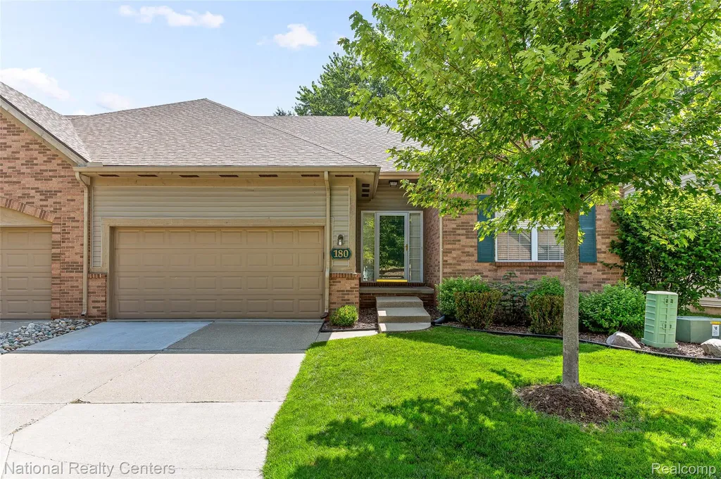 180 Winslow Circle Commerce Charter Township MI 48390
