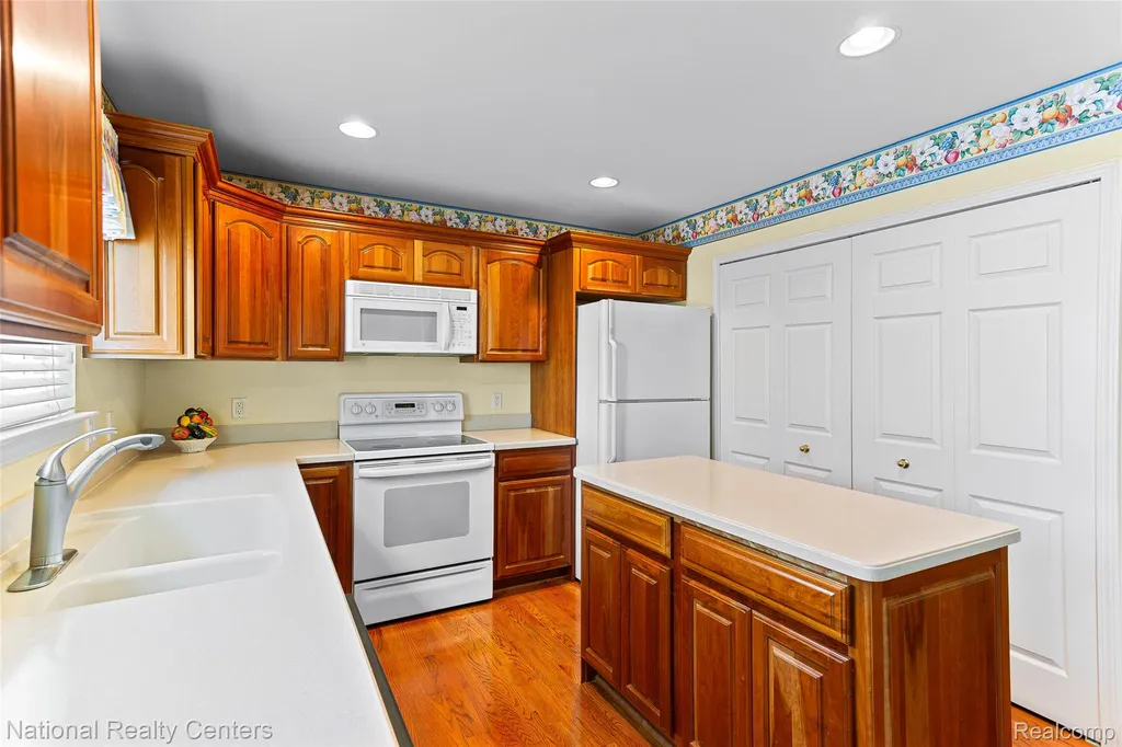 180 Winslow Circle Commerce Charter Township MI 48390