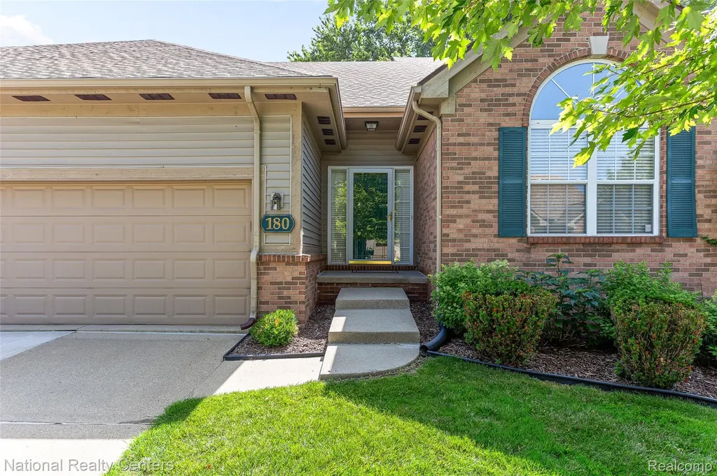 180 Winslow Circle Commerce Charter Township MI 48390