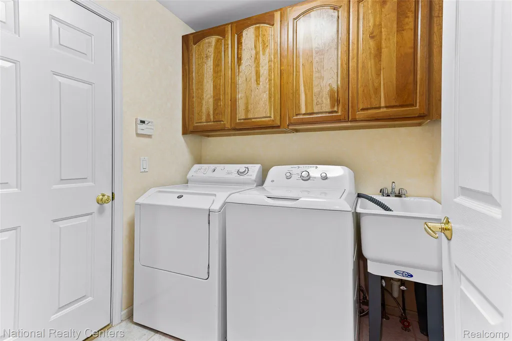 180 Winslow Circle Commerce Charter Township MI 48390