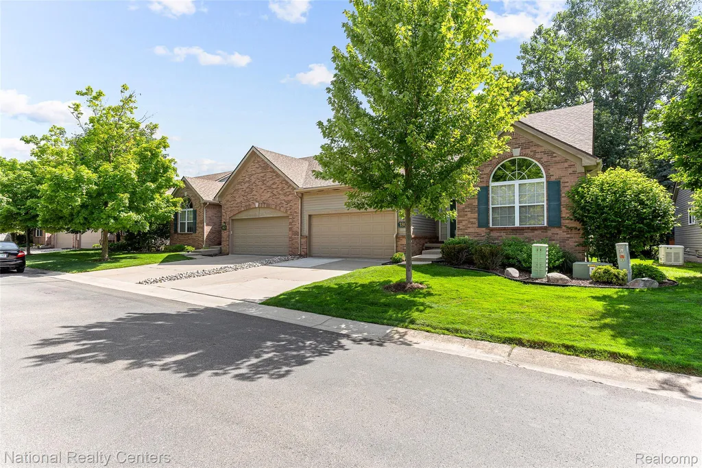 180 Winslow Circle Commerce Charter Township MI 48390