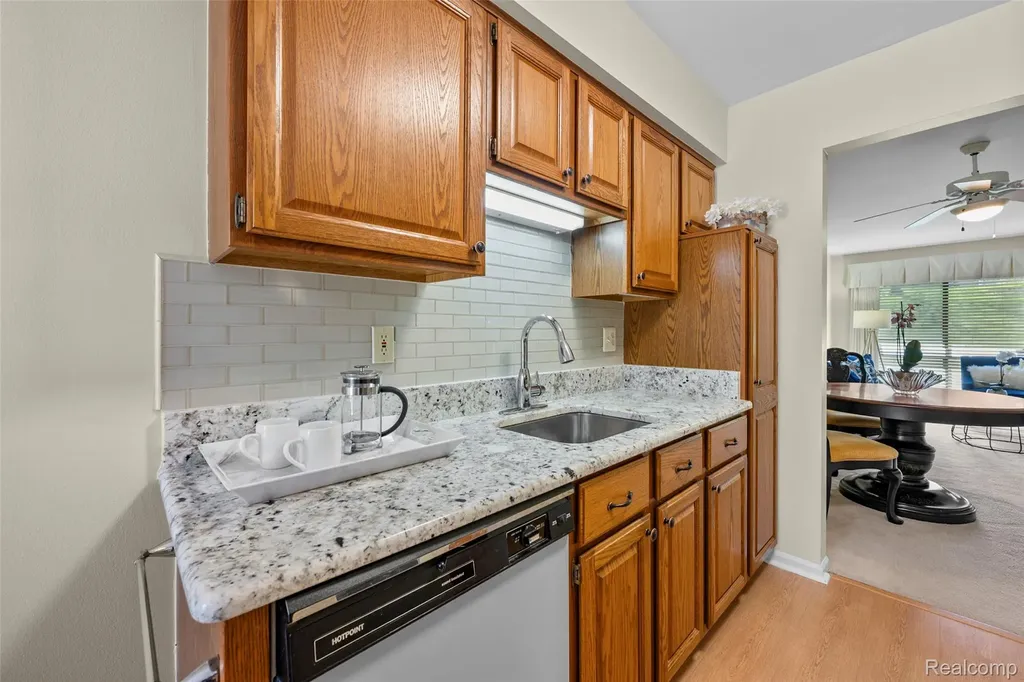 985 Wexford Way Rochester Hills City MI 48307