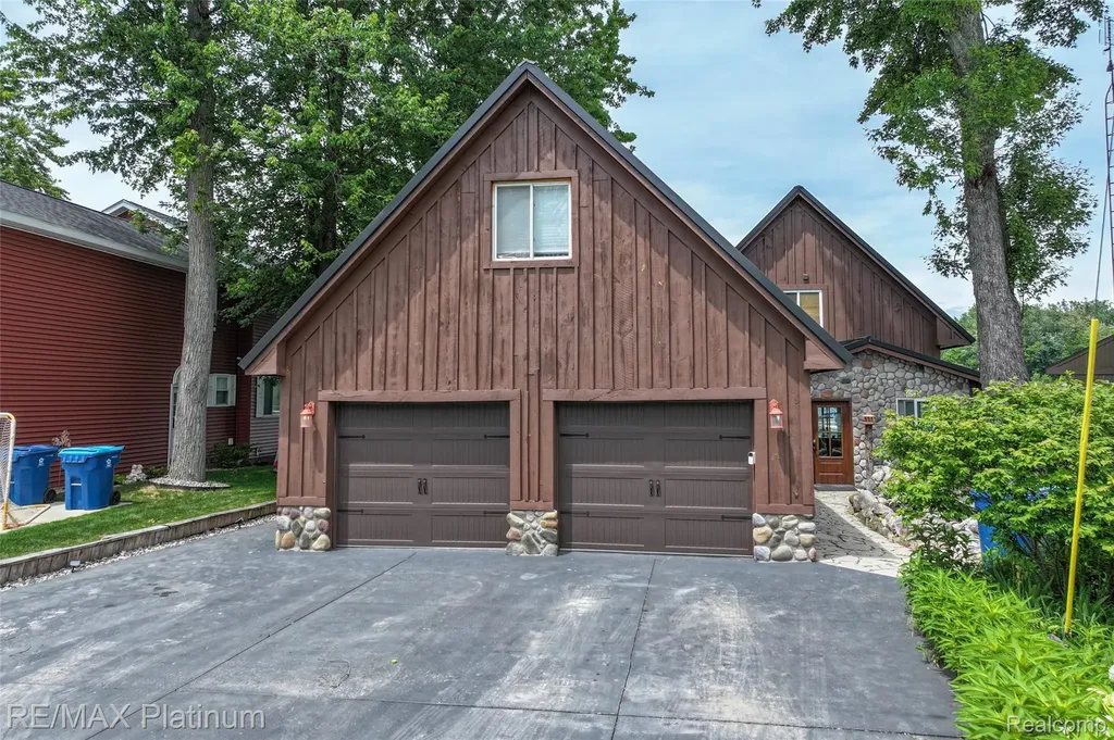 3154 Ponemah Drive Fenton Charter Township MI 48430