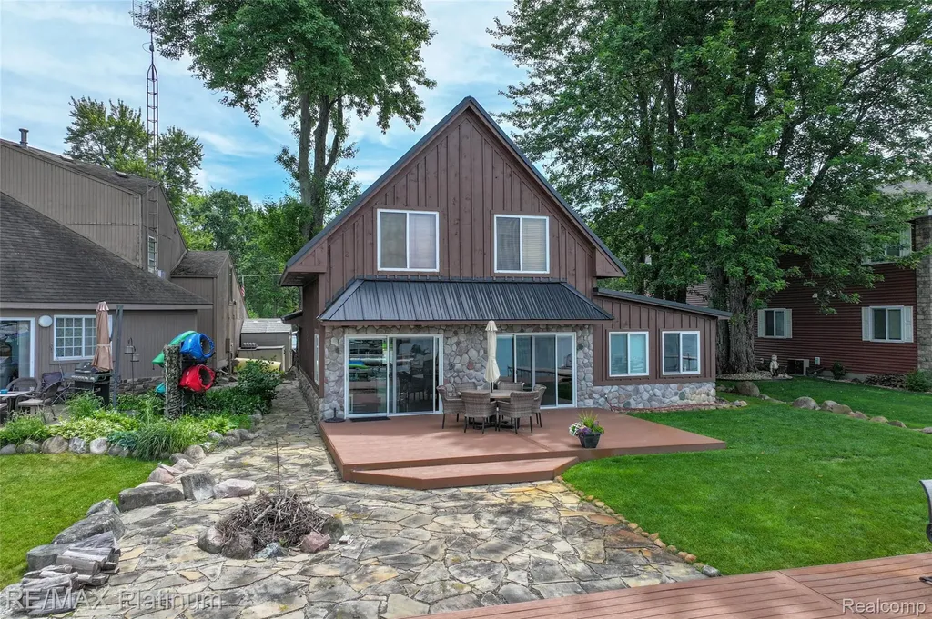 3154 Ponemah Drive Fenton Charter Township MI 48430