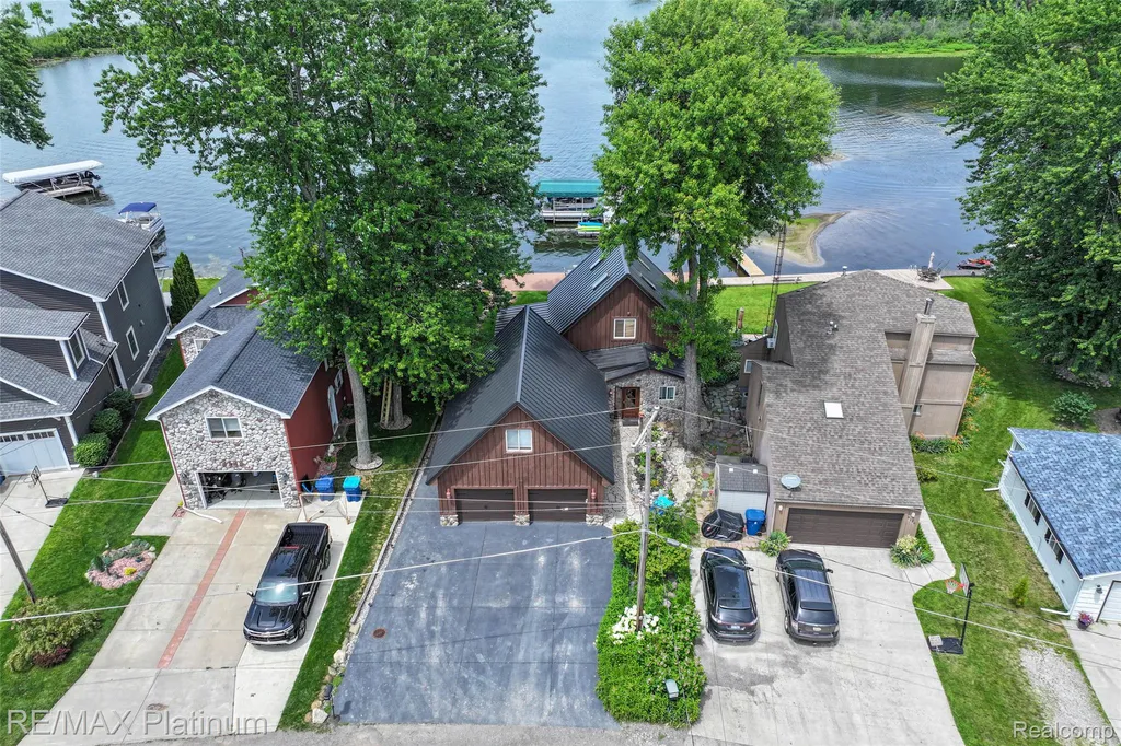 3154 Ponemah Drive Fenton Charter Township MI 48430
