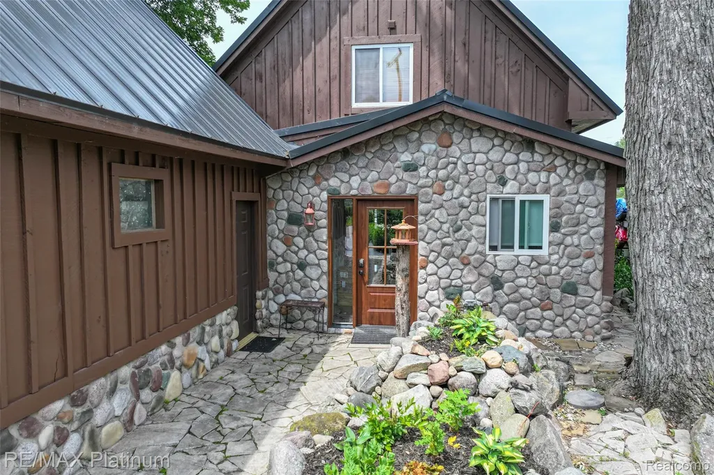 3154 Ponemah Drive Fenton Charter Township MI 48430