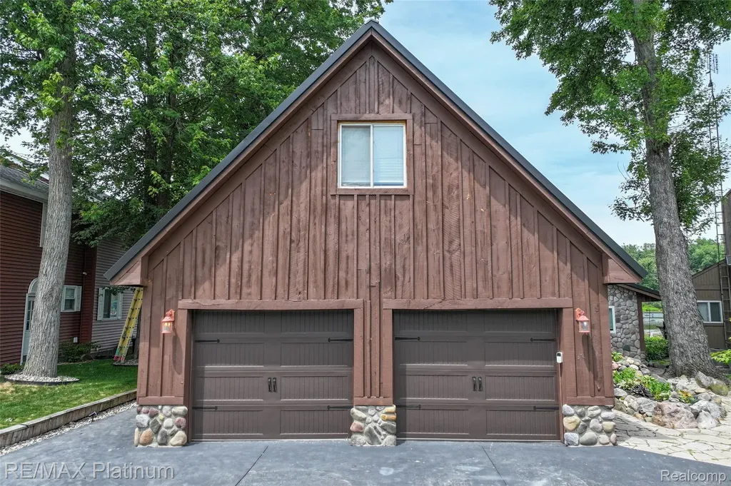 3154 Ponemah Drive Fenton Charter Township MI 48430