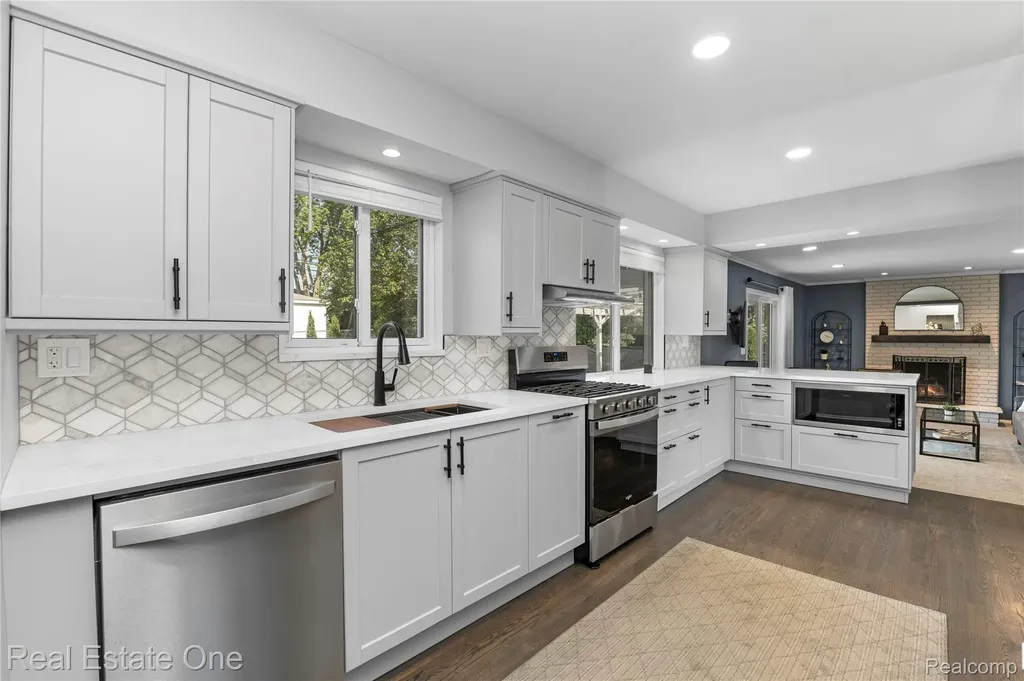 5011 Thorncroft Avenue Royal Oak City MI 48073