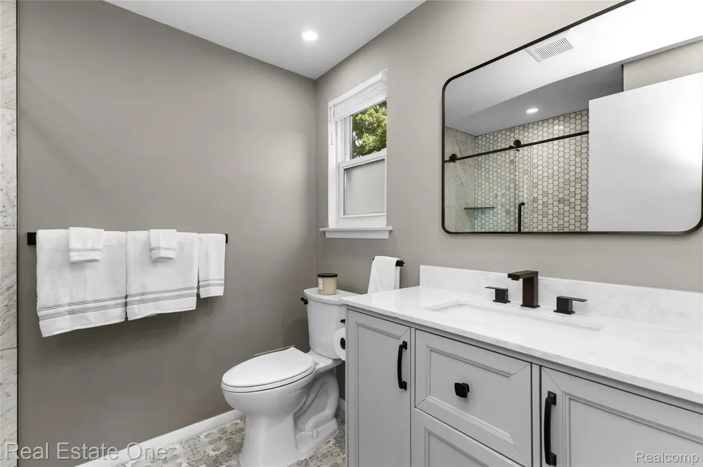 5011 Thorncroft Avenue Royal Oak City MI 48073