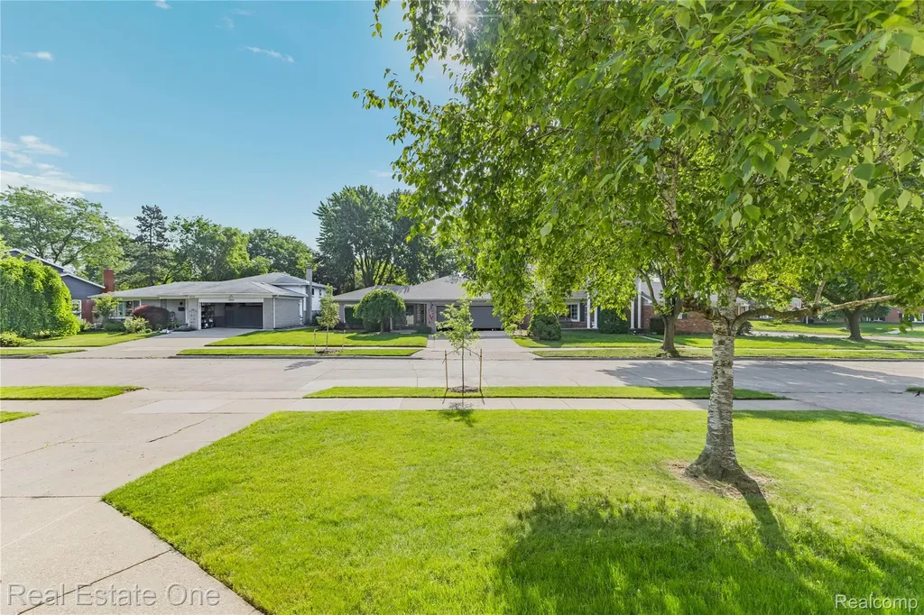 5011 Thorncroft Avenue Royal Oak City MI 48073