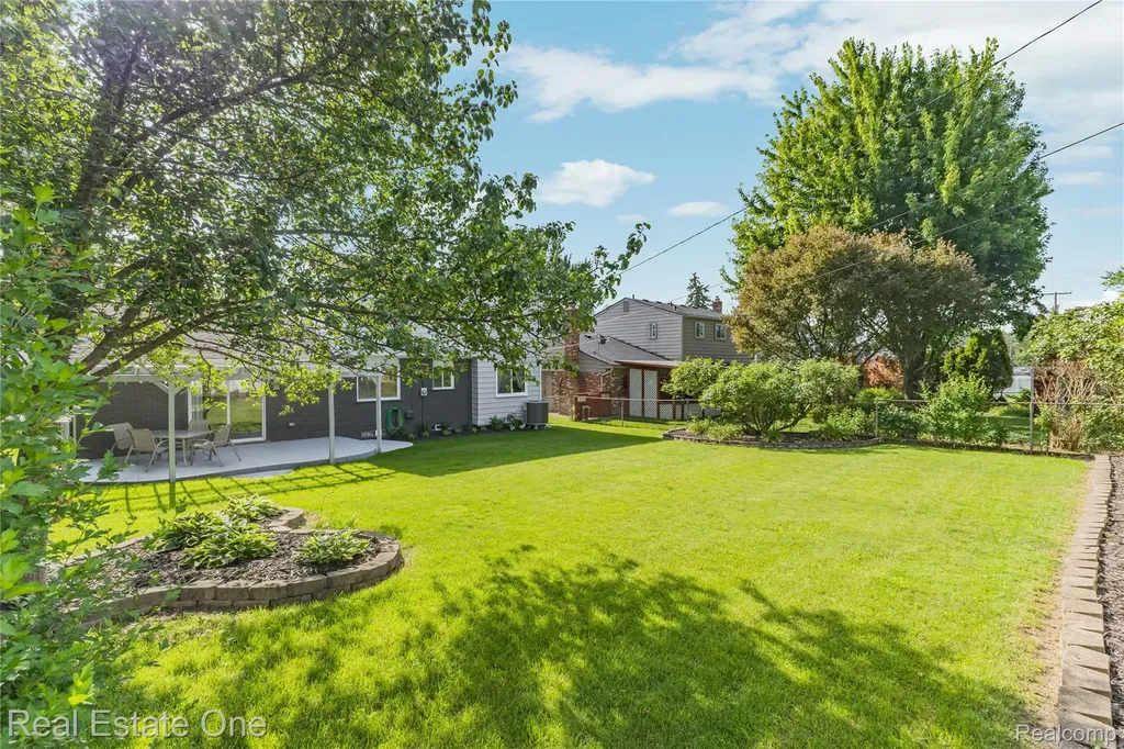 5011 Thorncroft Avenue Royal Oak City MI 48073