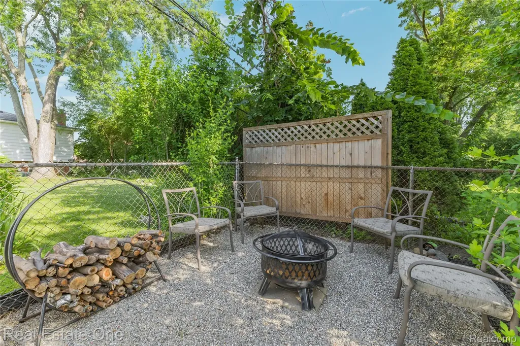 5011 Thorncroft Avenue Royal Oak City MI 48073