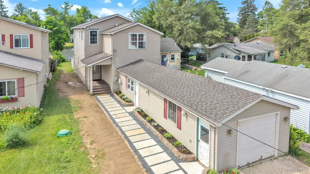 8963 Tackles Drive White Lake Charter Township MI 48386