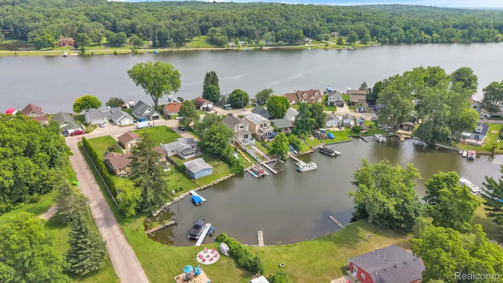 8963 Tackles Drive White Lake Charter Township MI 48386