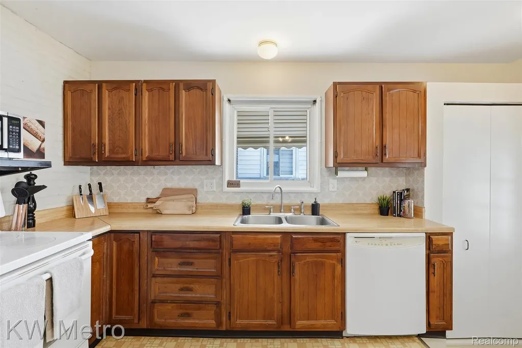 732 Hecht Drive Madison Heights City MI 48071