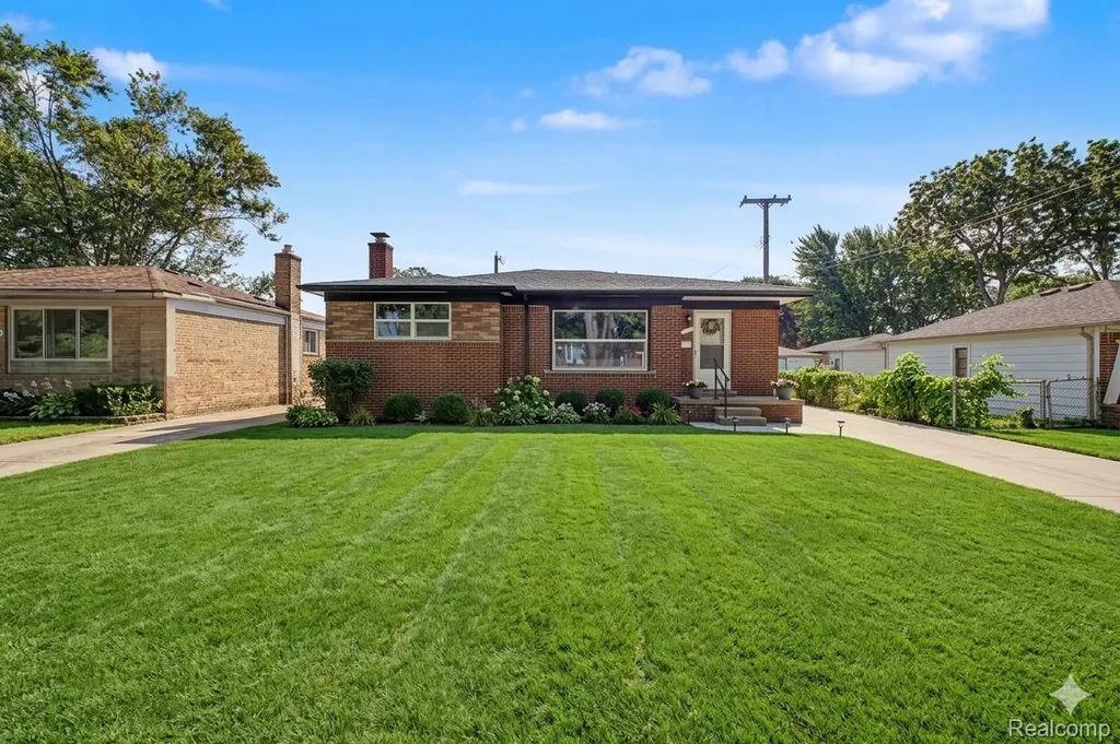 9130 Kinloch Redford Charter Township MI 48239