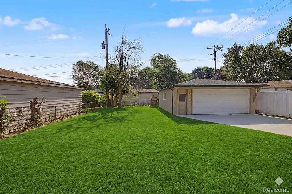 9130 Kinloch Redford Charter Township MI 48239