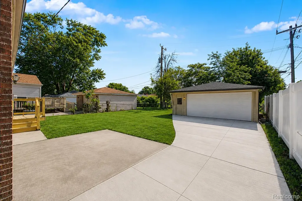 9130 Kinloch Redford Charter Township MI 48239