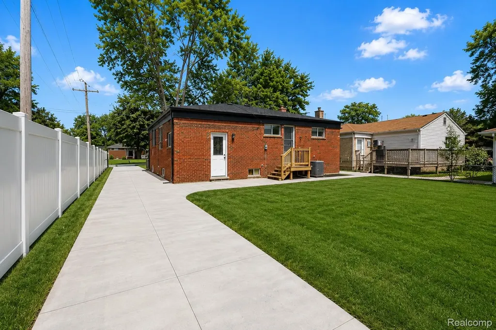 9130 Kinloch Redford Charter Township MI 48239