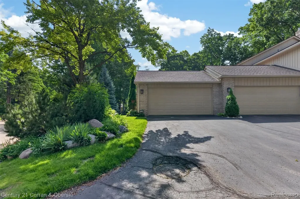 1148 Hillpointe Circle Bloomfield Charter Township MI 48304