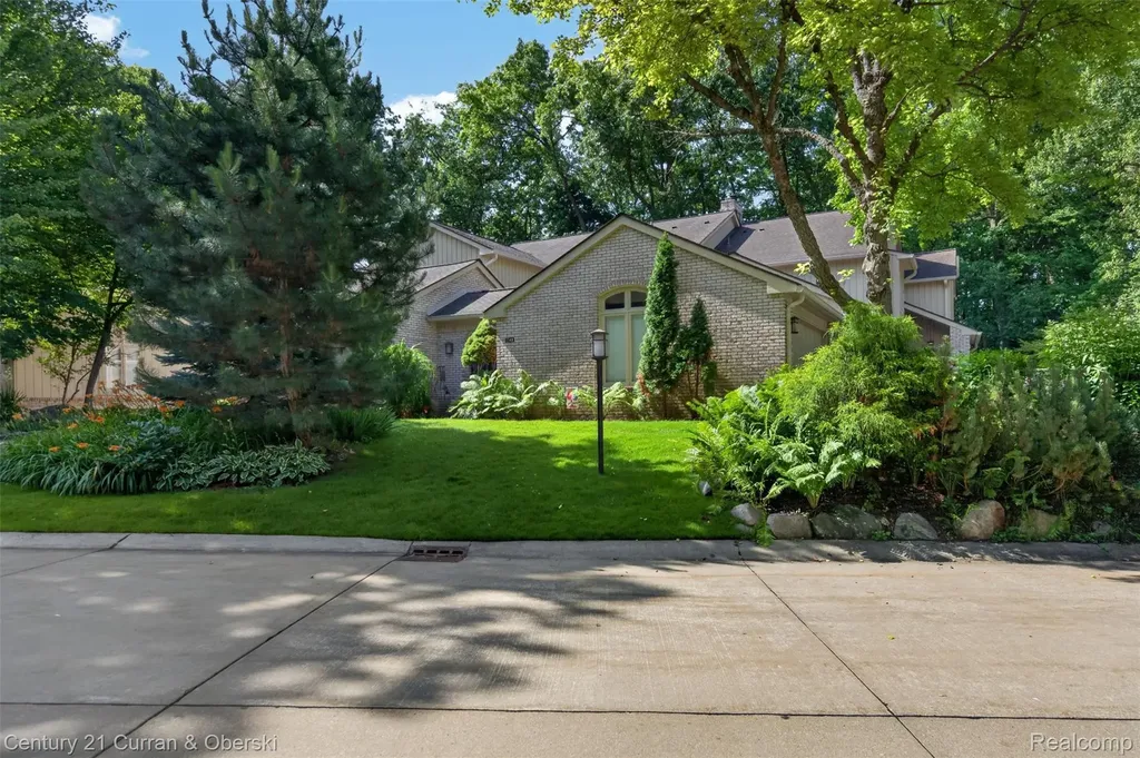1148 Hillpointe Circle Bloomfield Charter Township MI 48304