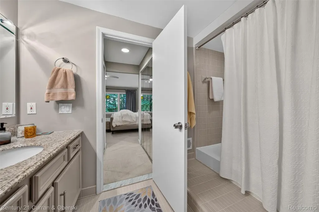 1148 Hillpointe Circle Bloomfield Charter Township MI 48304