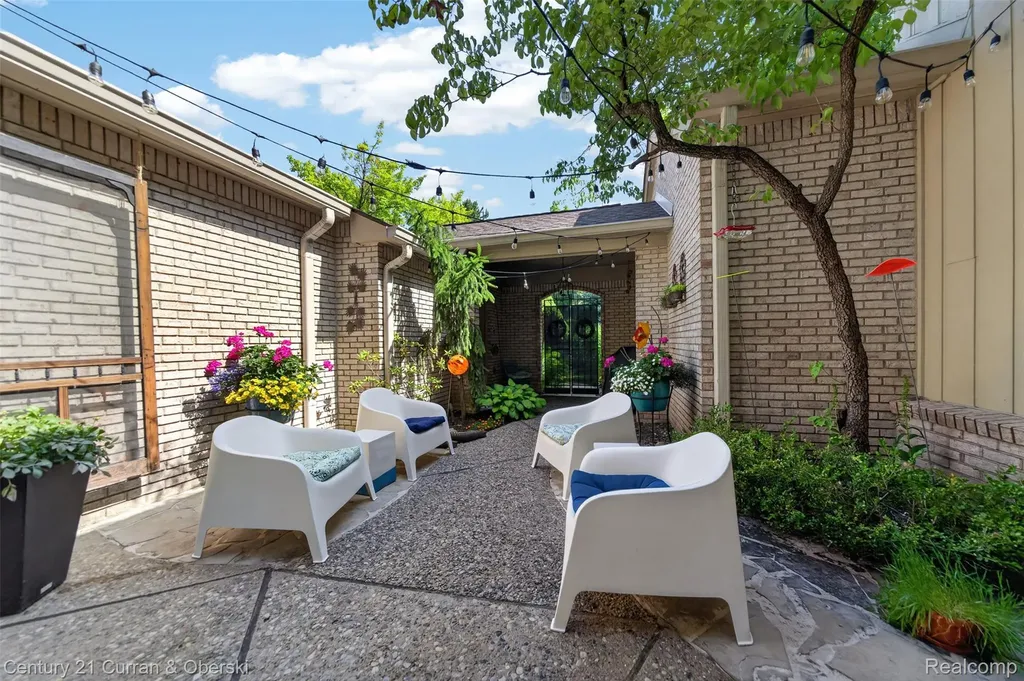 1148 Hillpointe Circle Bloomfield Charter Township MI 48304