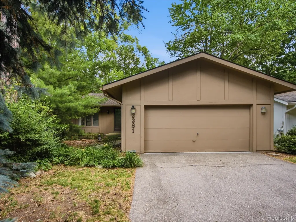 2281 Forest Glen West Bloomfield Charter Township MI 48324