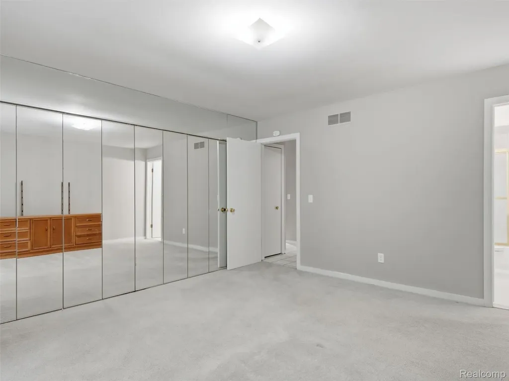 2281 Forest Glen West Bloomfield Charter Township MI 48324