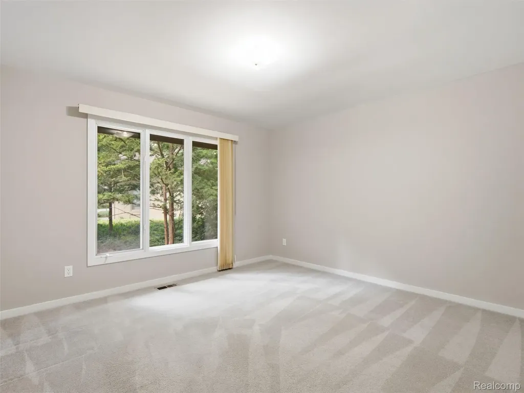 2281 Forest Glen West Bloomfield Charter Township MI 48324