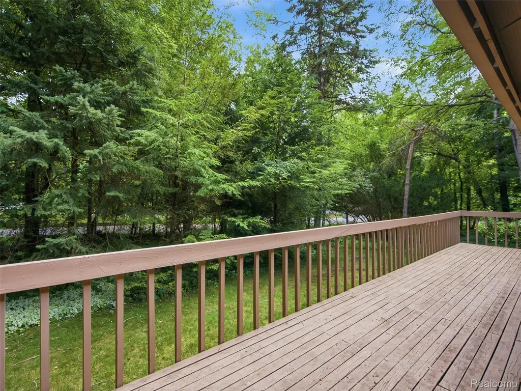 2281 Forest Glen West Bloomfield Charter Township MI 48324