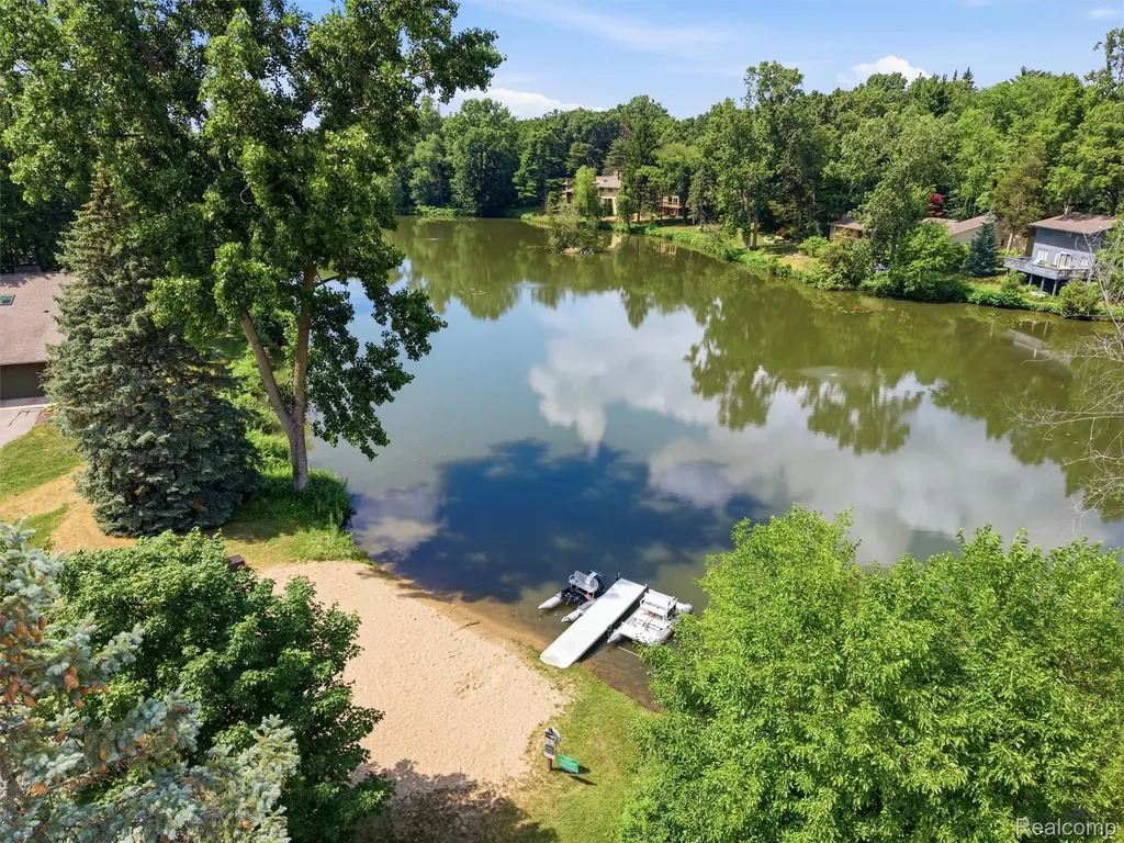 2281 Forest Glen West Bloomfield Charter Township MI 48324